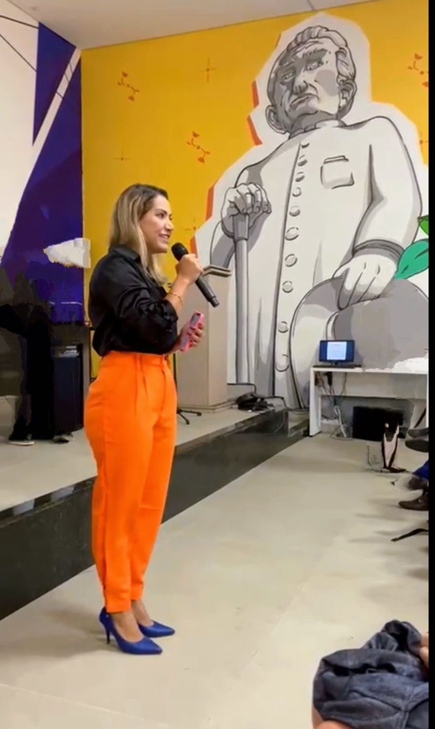 Micaele Feitosa palestrando — Instituto Nexus